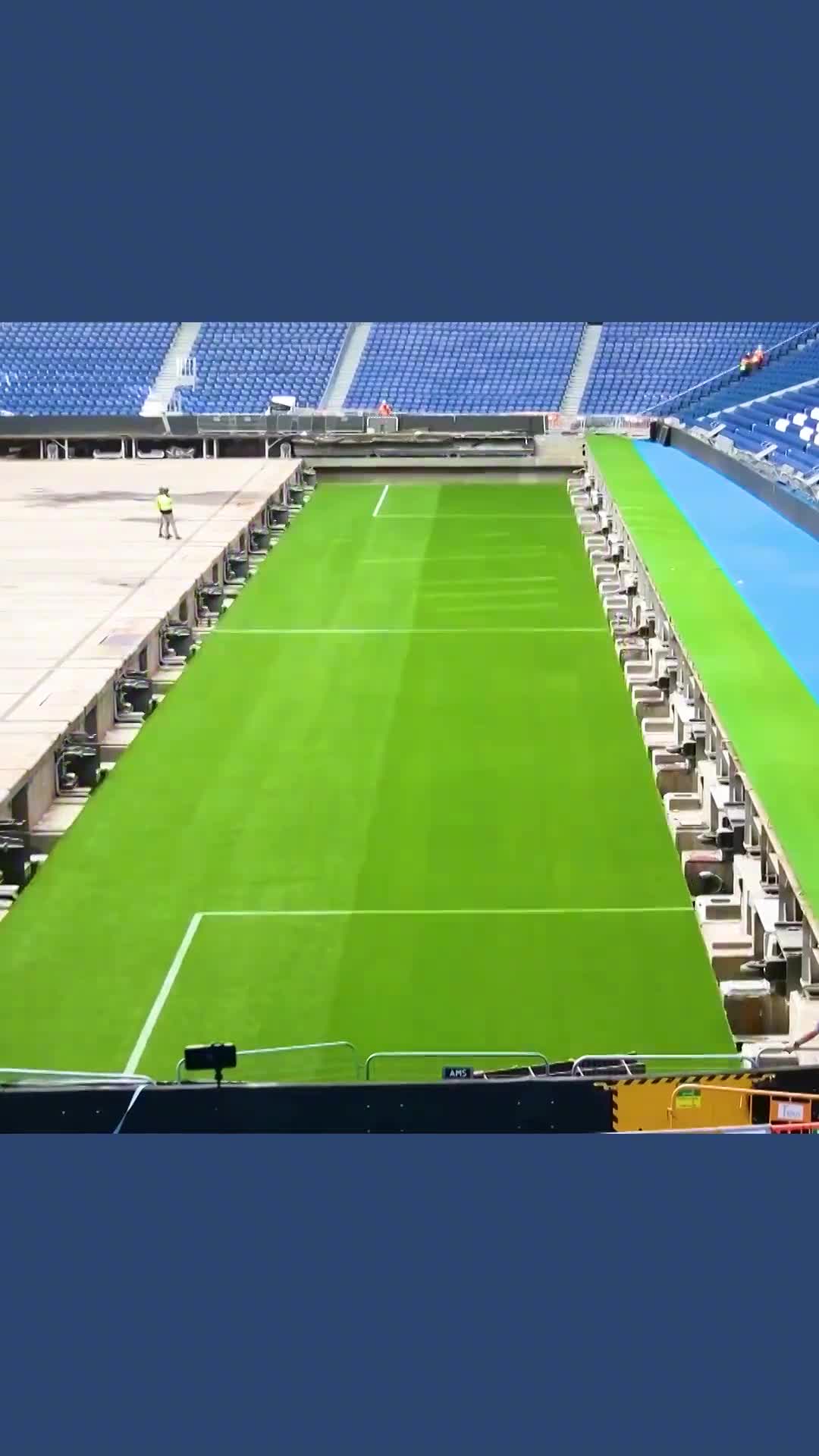 不可思议的变形足球场分割成数等份坐着电梯移动隐藏到地下