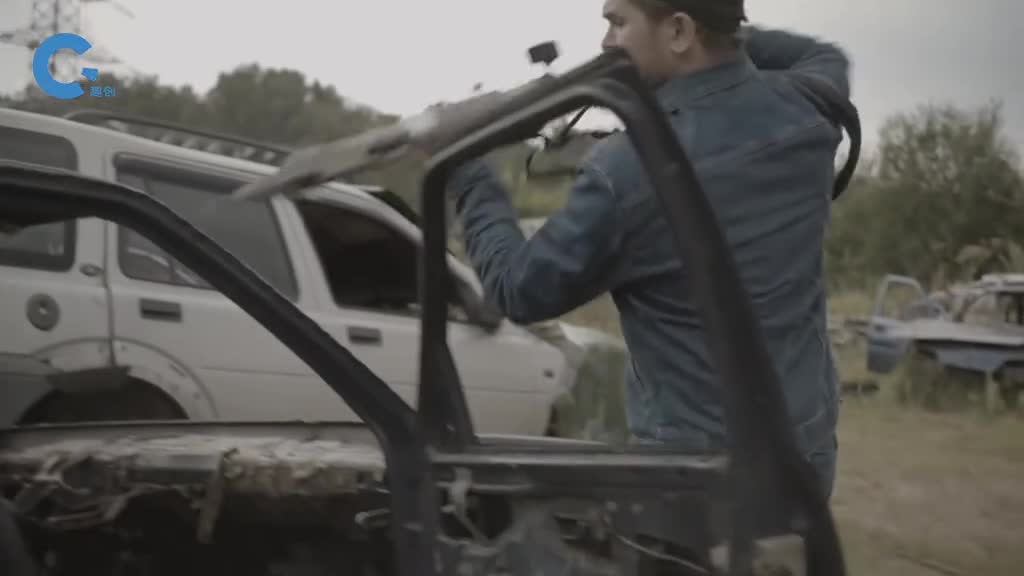 不可思议的烟火切割机可以瞬间剪断钢筋