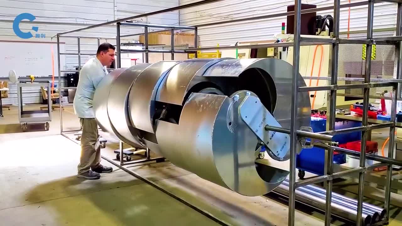 不可思议的金属圆柱体分裂出十个圆弧金属体迎着风旋转发电