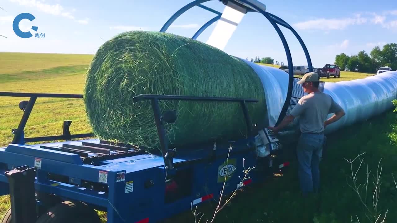 不可思议的干草捆包机把干草卷捆绑成白色长条