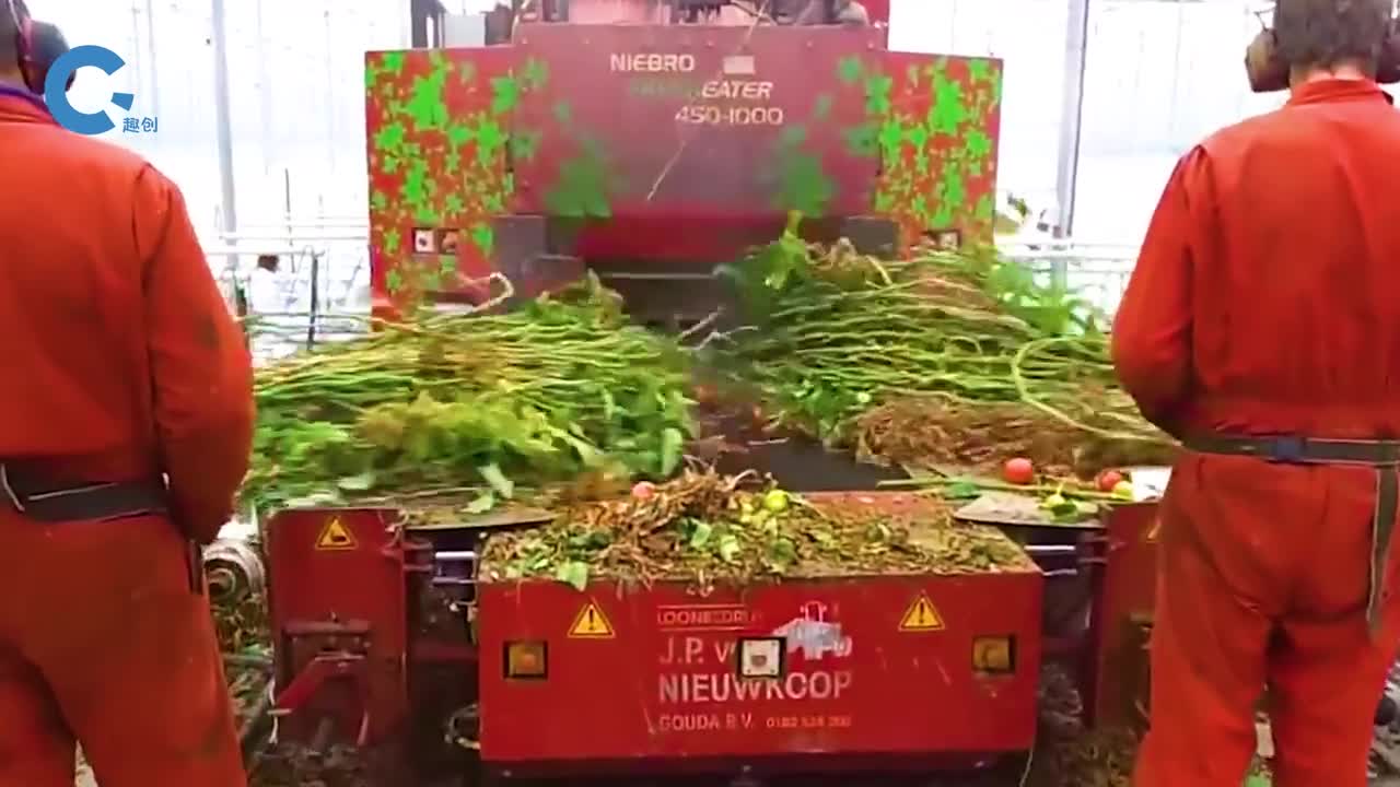 不可思议的作物切碎机两条带子向中间传送把枝叶搅成碎屑