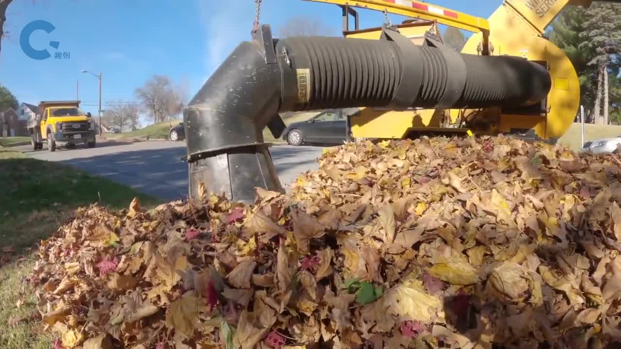 不可思议的落叶吸尘车把落叶直接吸进卡车中