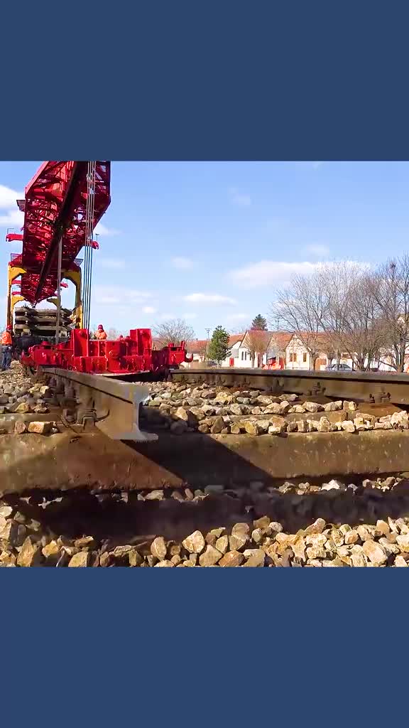 不可思议的铁轨翻新车把旧铁轨原地拔出来