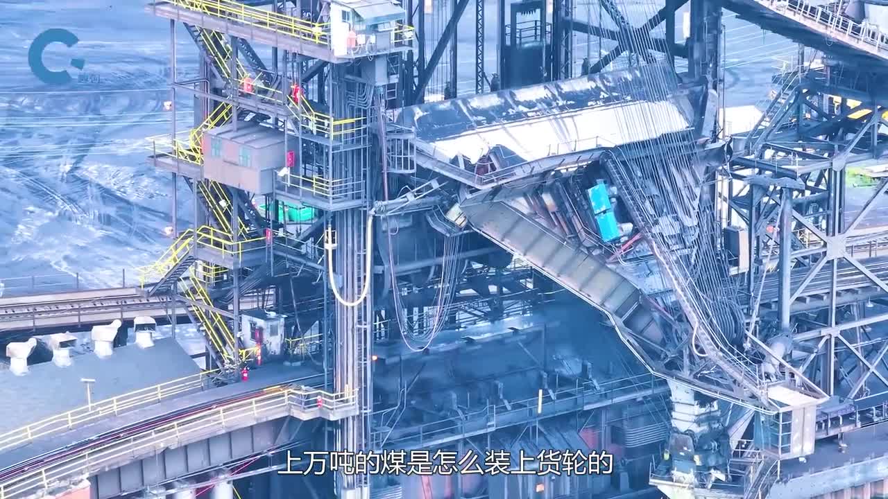 上万吨的煤是怎么装上货轮的上千辆煤车排队倾倒流程简单高效上万吨的煤是怎么装上货轮的上千辆煤车排队倾倒流程简单高效