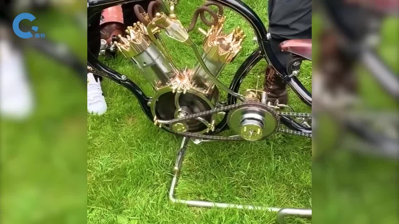 不用脚蹬的自行车驾驶员需要背着大罐子