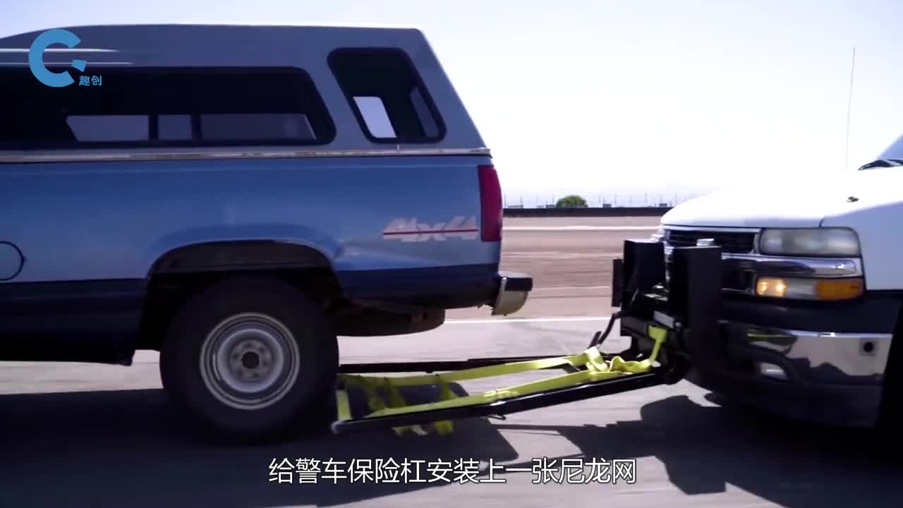 不可思议的车辆拦截器套住车轮立刻锁死