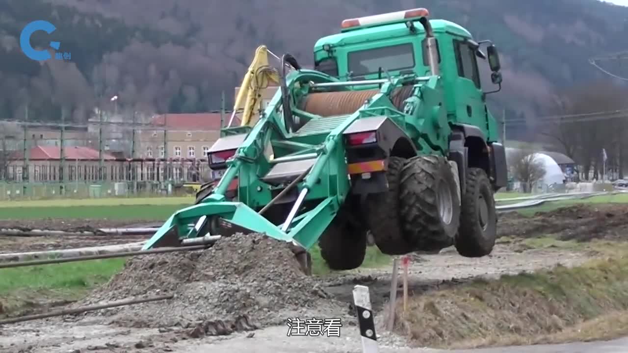 不挖开地面就能铺电缆干活前需要先把卡车扎进地里