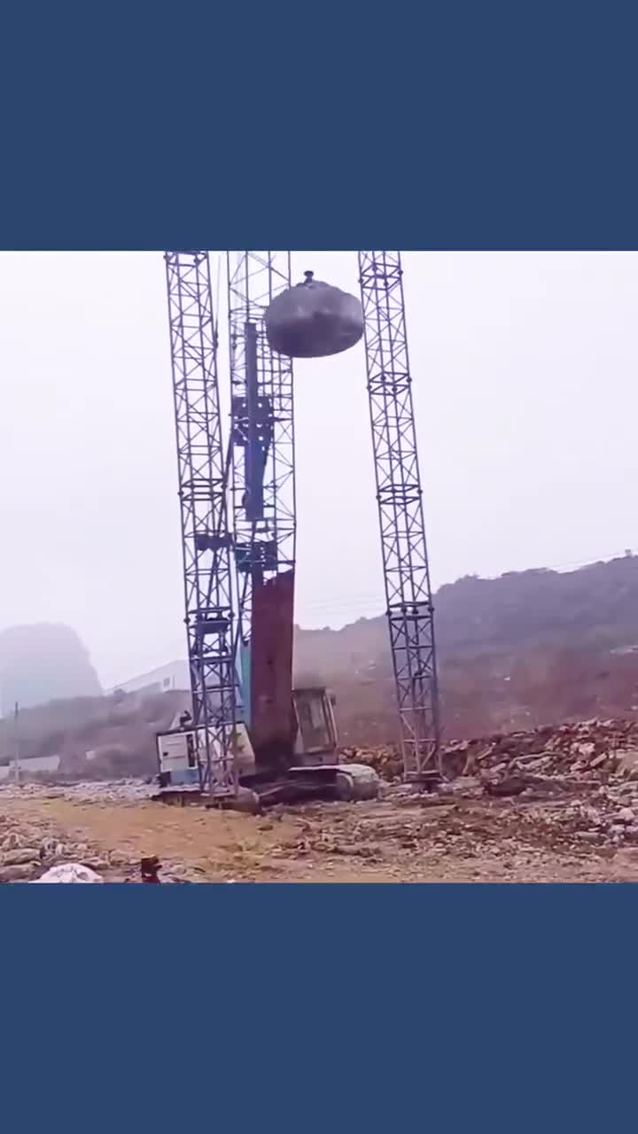 不可思议的强夯法十吨重的铁饼从高空落下给地面砸满深坑