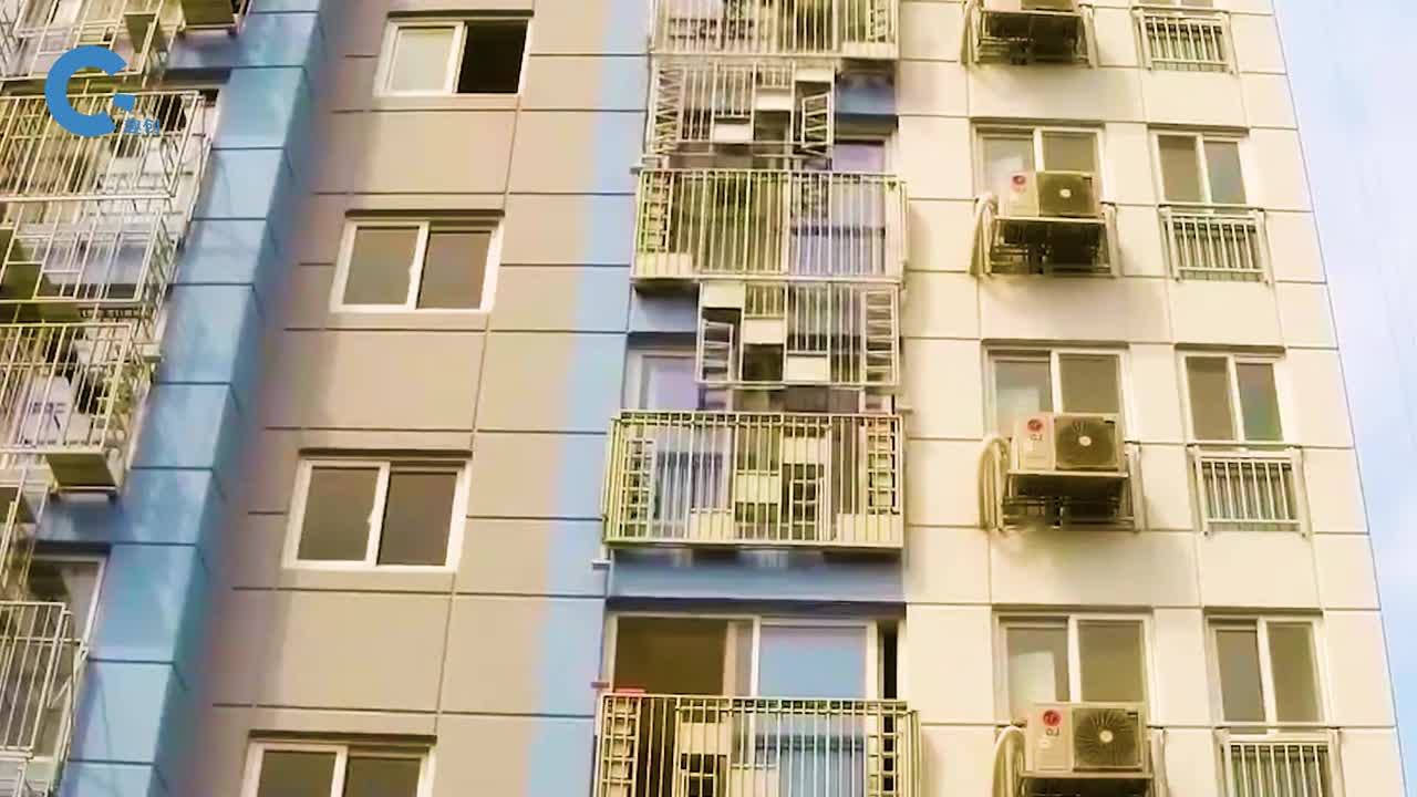 不可思议的变形逃生阳台发生火灾时自上而下连接成一条楼梯