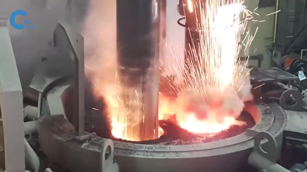 不可思议的电熔炉炼钢过程像放鞭炮一样