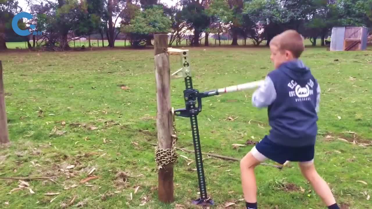 不可思议的木桩拔出器木桩就像红酒塞一样被拔出来