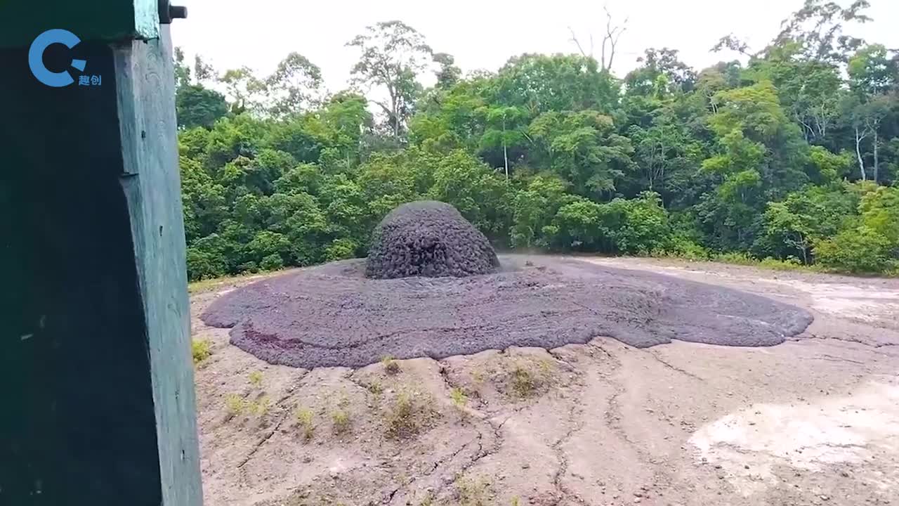 不可思议的泥火山能够喷发出十米高的泥浆