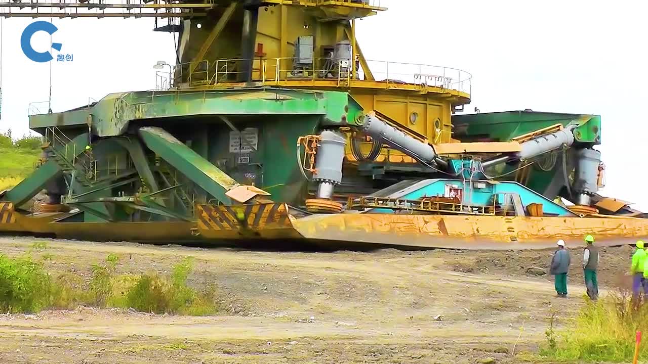 不可思议的弹跳式挖掘机圆形底座跳跃着向前移动原理是什么