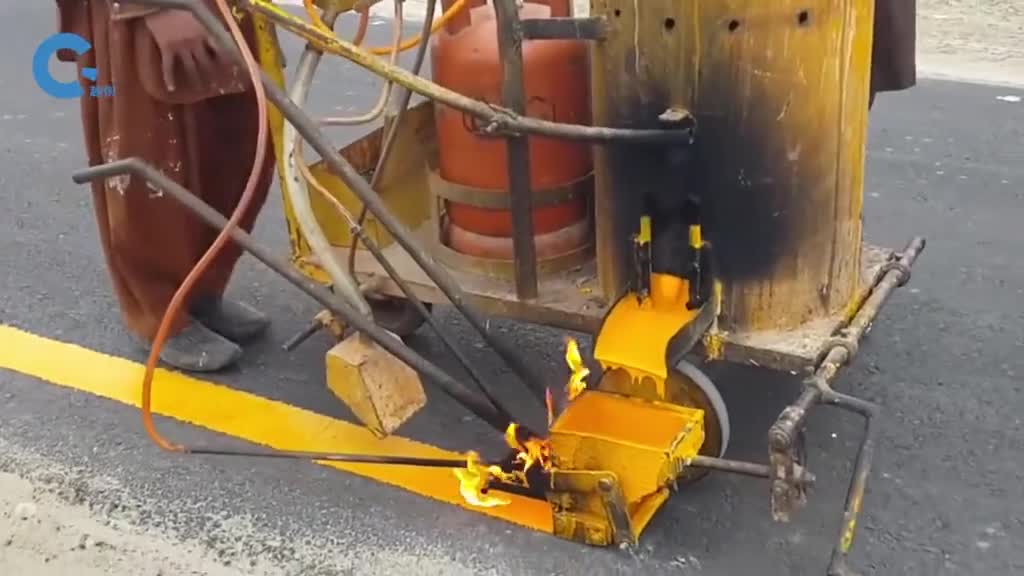 不可思议的公路画线小车喷着火焰前进