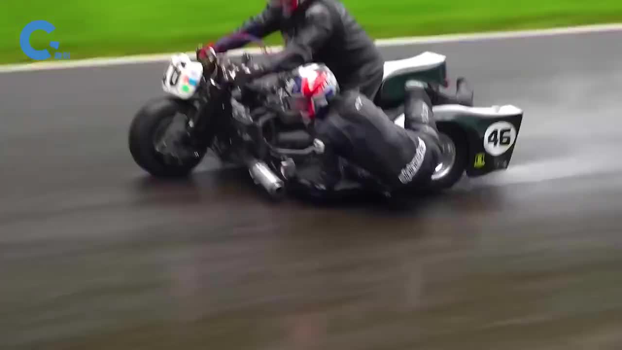 不可思议的边三轮摩托主驾驶只管拧油门副驾驶用身体控制方向