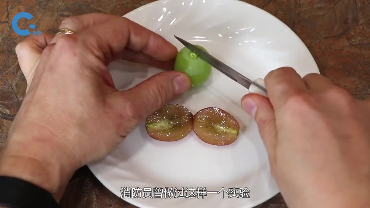 为什么微波炉不能同时加热两个葡萄看到加热时的状态就明白了