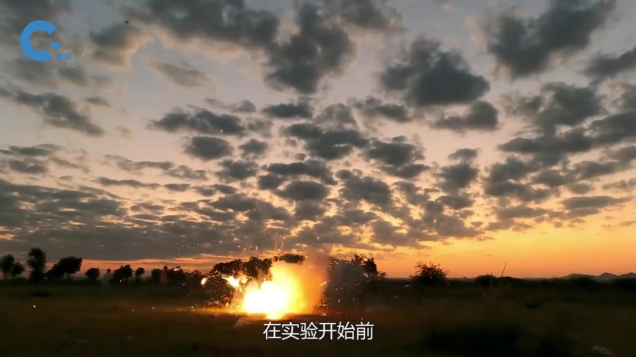 1000响鞭炮在水桶中爆炸会怎样呢场面惊险刺激