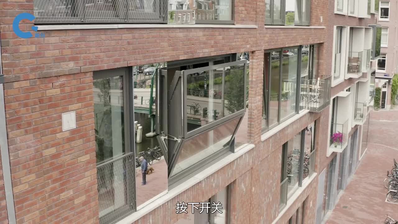 不可思议的变形落地窗窗户3秒就能变成阳台你敢站上去吗