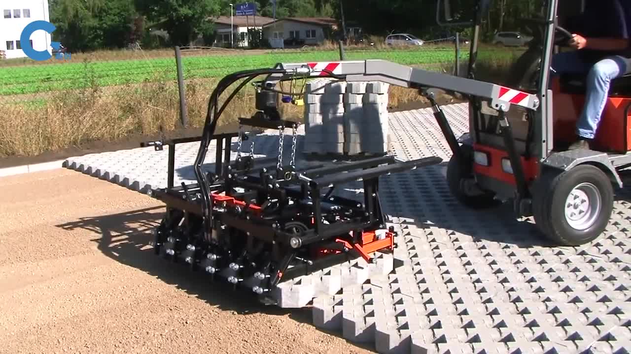 不可思议的铺砖机一夹一放就能铺设砖头