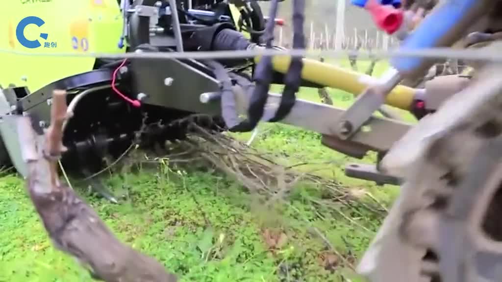 不可思议的树枝打捆机收集地上的碎树枝打包成卷