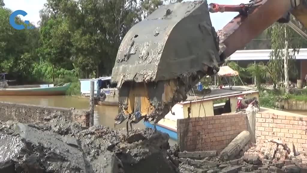 不可思议的鸭嘴挖掘机把泥土从嘴里吐出来