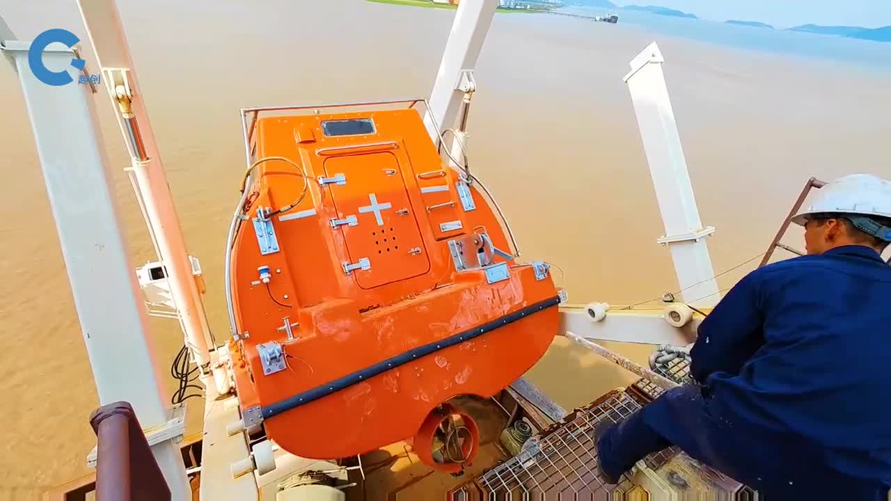 不可思议的自由降落式逃生艇拉下闸门就能一头扎进海里