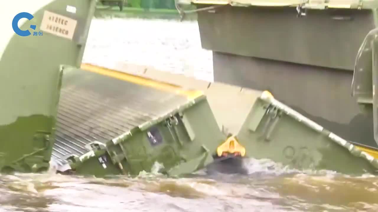 不可思议的带状桥把三块空心铁壳扔进河里就能组装成临时轮渡