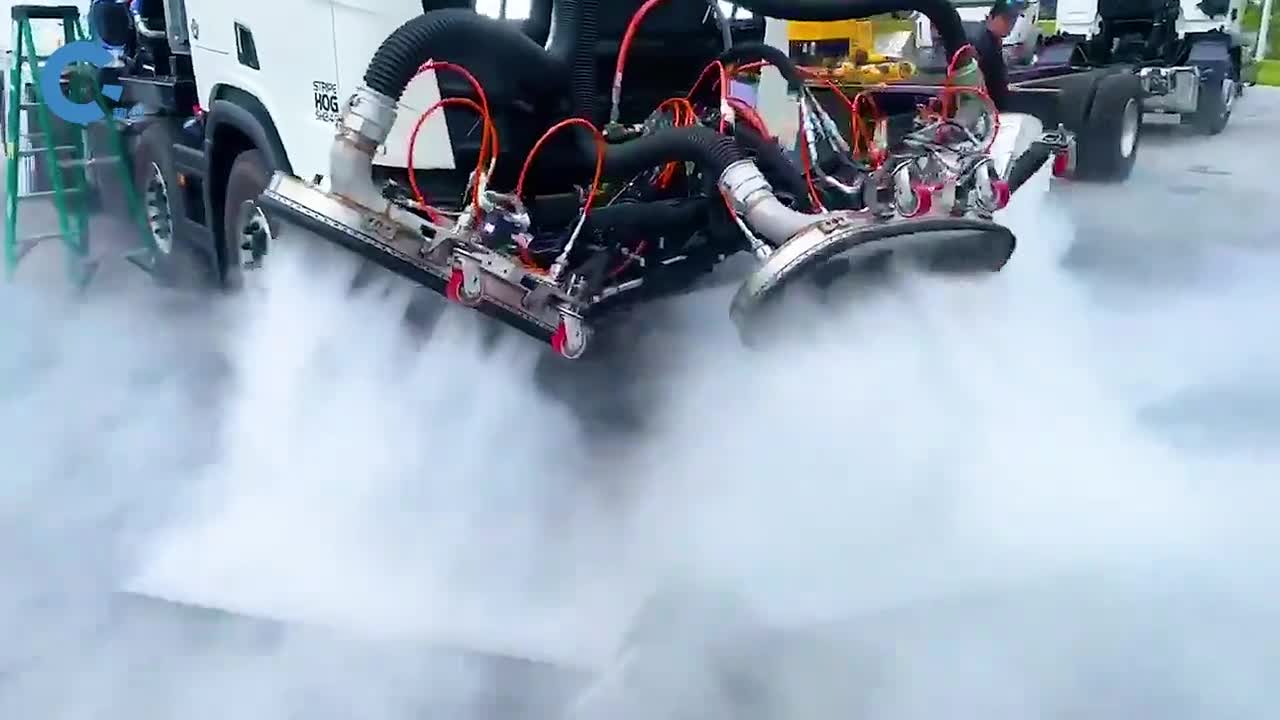 不可思议的公路清洗机贴着旧交通线行驶过去地上只剩一滩水不可思议的公路清洗机贴着旧交通线行驶过去地上只剩一滩水