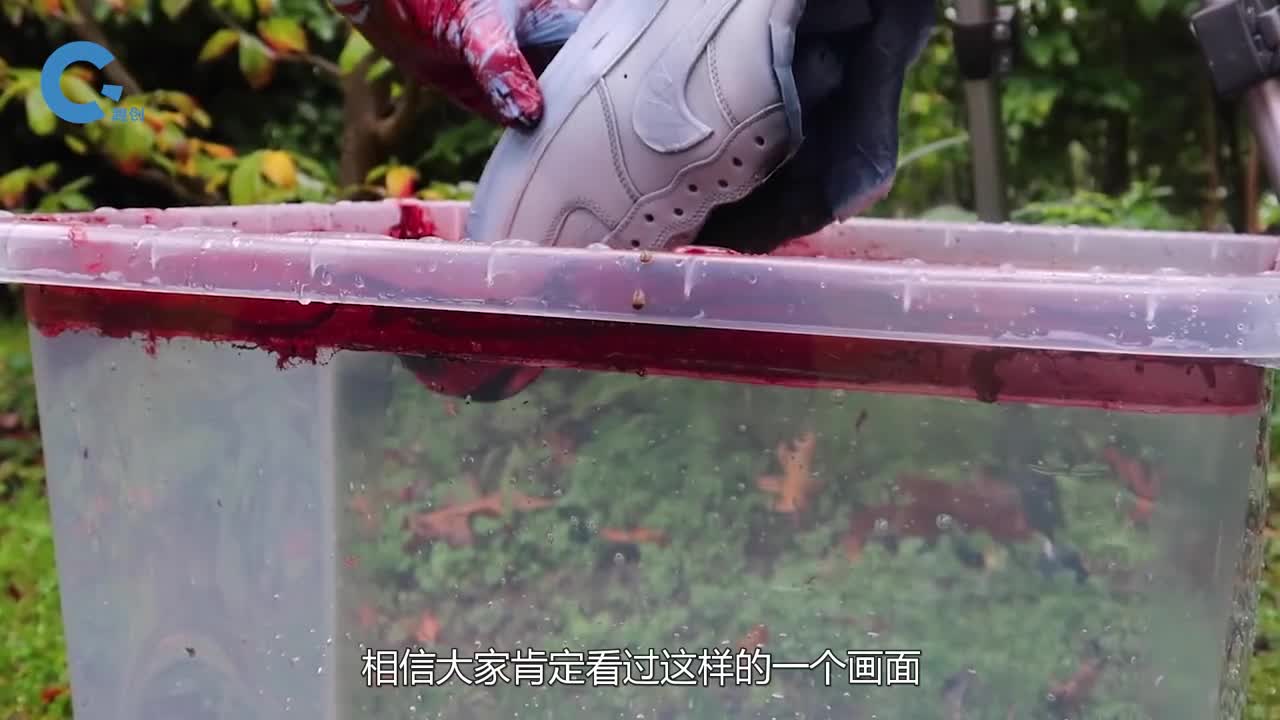 什么是水转印将胳膊放入水中秒变大花臂原理你知道吗