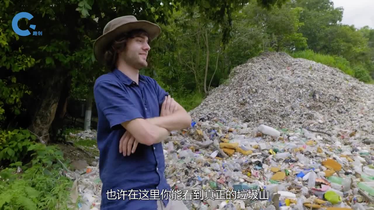 为了阻拦上万吨的垃圾在河流中央装张大网