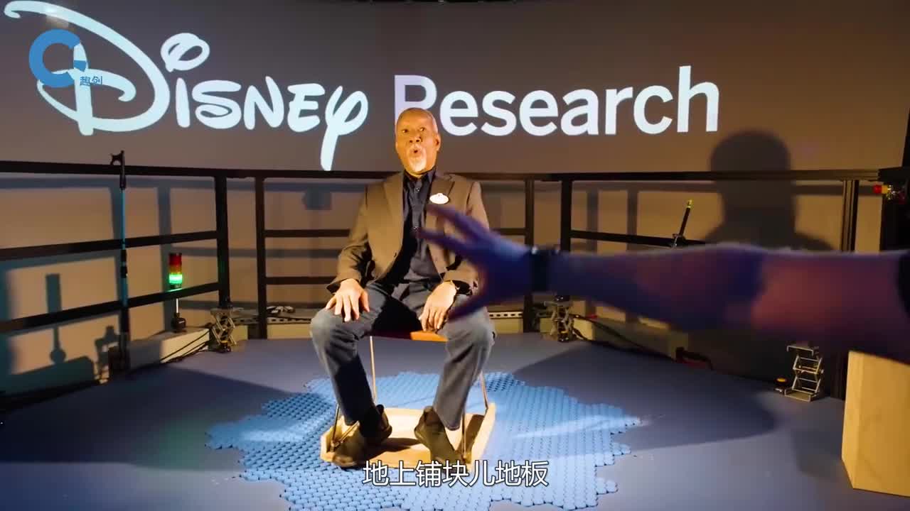 不可思议的跑步机地板可在任意方向上原地行走