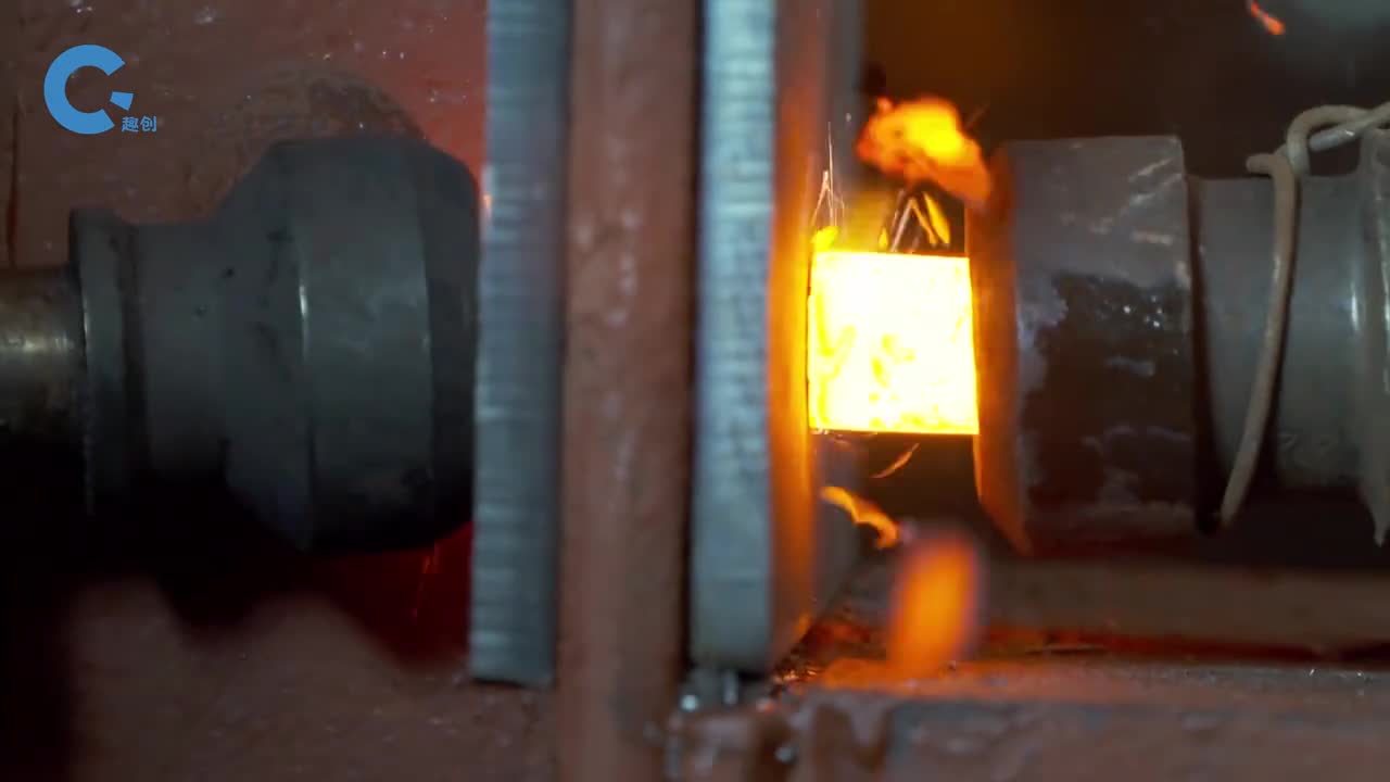不可思议的热铆工艺把加热好的铁棍捶打进孔中就能紧固住工件