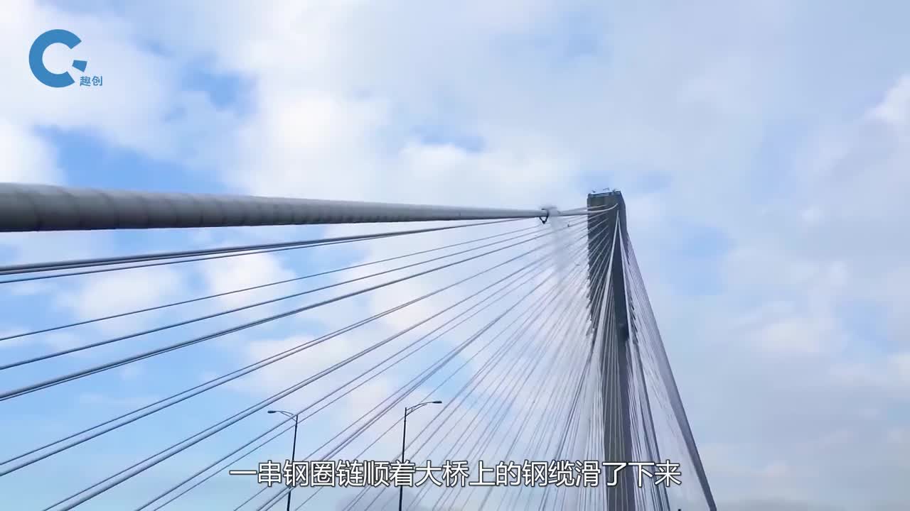 不可思议的大桥除雪圈从大桥钢缆最高处滑落清理沿途所有积雪