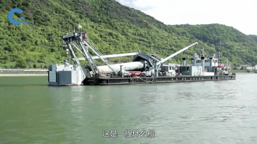 不可思议的潜水钟船能把水排挤出去让人在水下行走自如