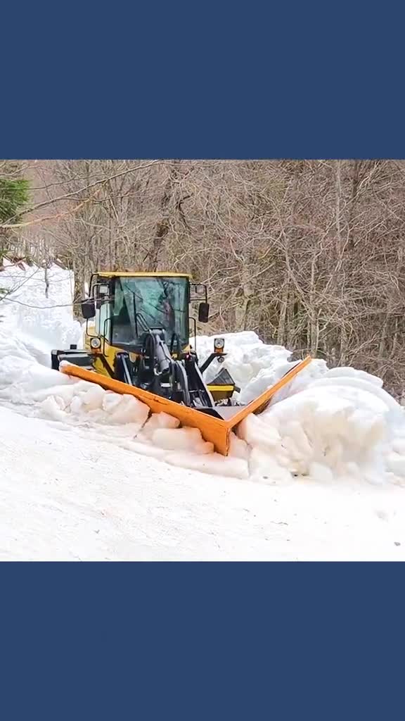 不可思议的V形推雪铲把路面上的积雪从中间劈开清理到两边