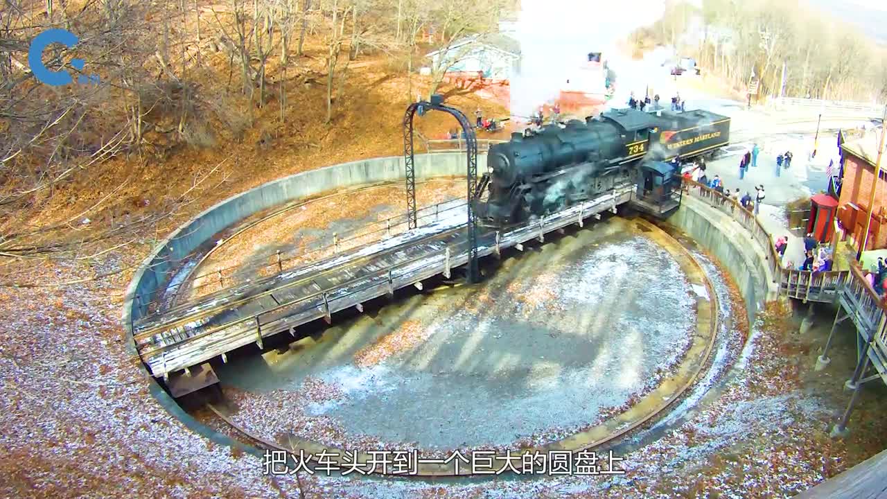 不可思议的车头转盘把火车头开上去转一圈就能完成调头