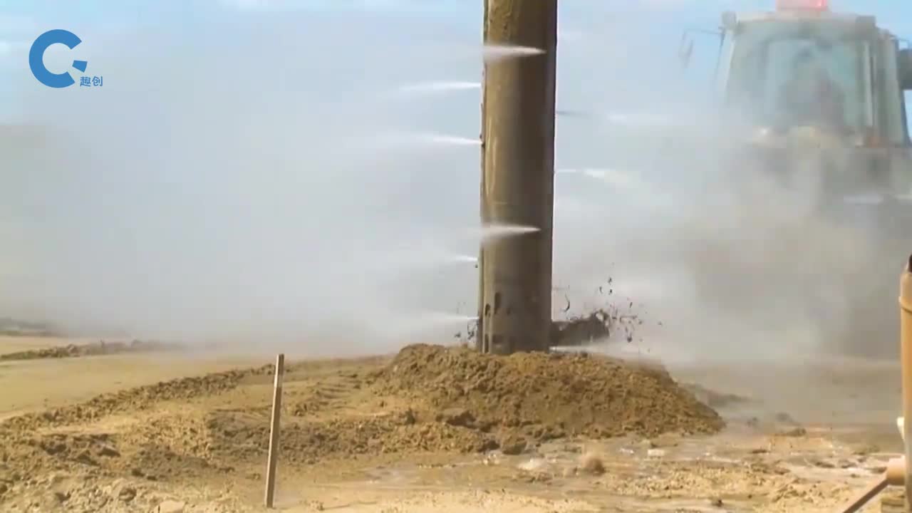 不可思议的振动压实法在地上钻出孔洞填满碎石