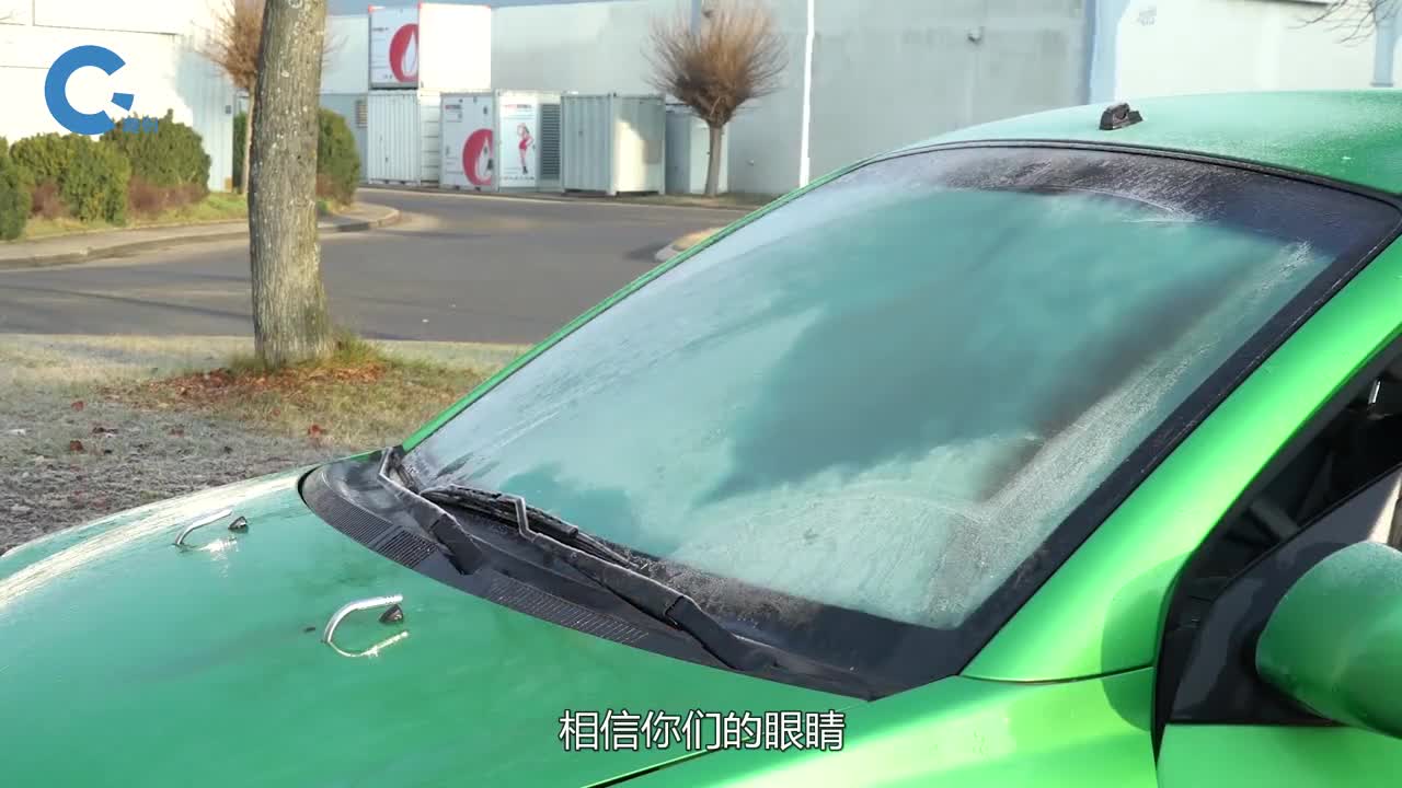 为了除去玻璃上的冰雪汽车被加装了喷火装置使用效果堪称完美