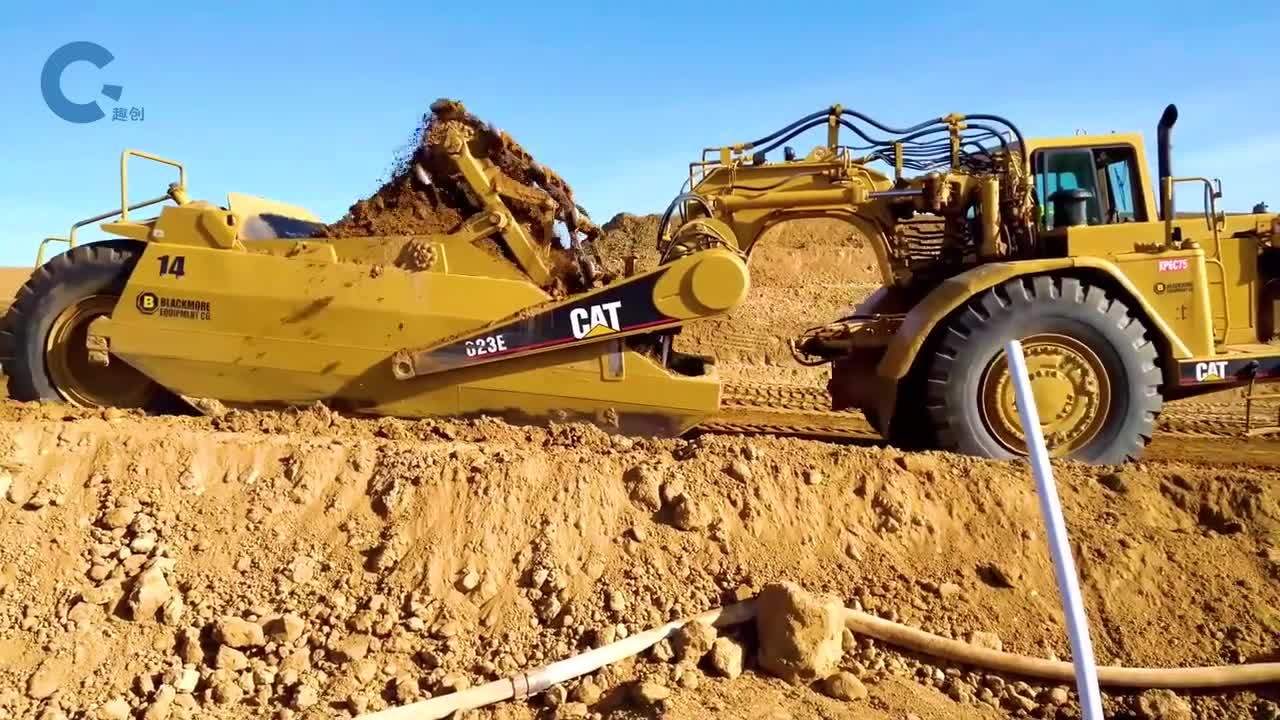 不可思议的履带铲土机一点点的把土铲运进车斗原理很简单