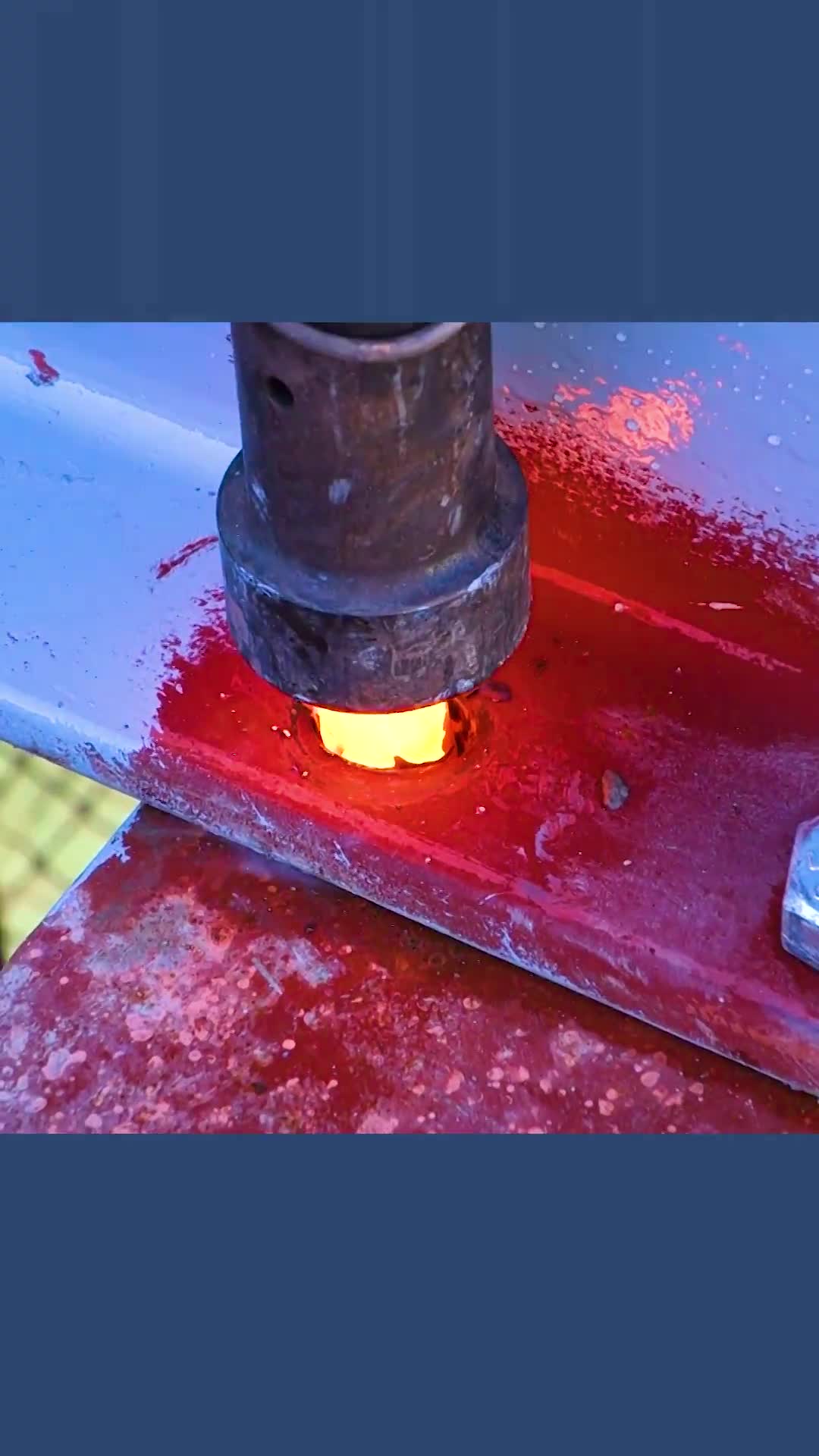 不可思议的热铆工艺把通红的铆钉捶打进孔洞中就能紧固住工件