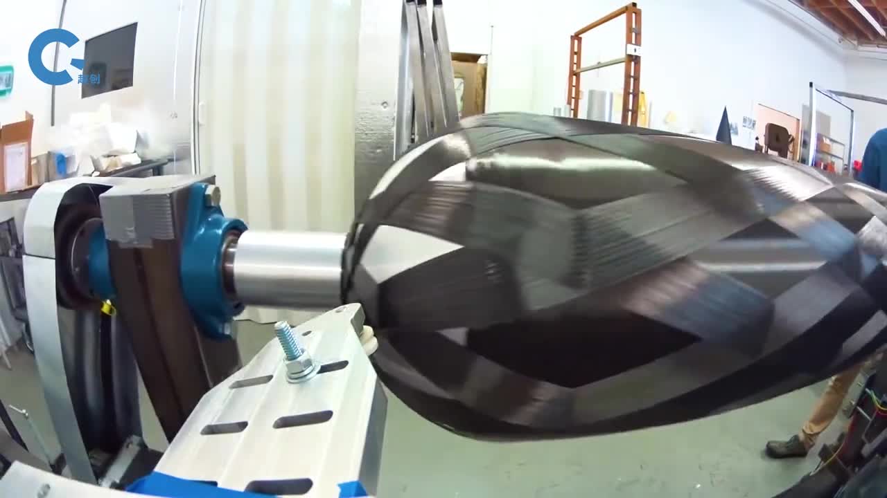 不可思议的缠绕成型拽着碳纤维缠绕到工件上硬度比钢铁还高