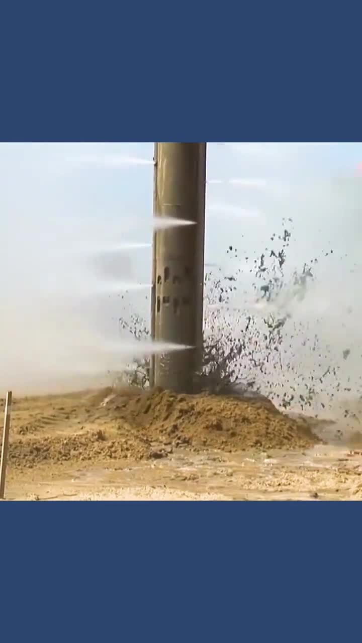 不可思议的振动压实法钻杆在地上钻满孔洞填充上碎石加固土体