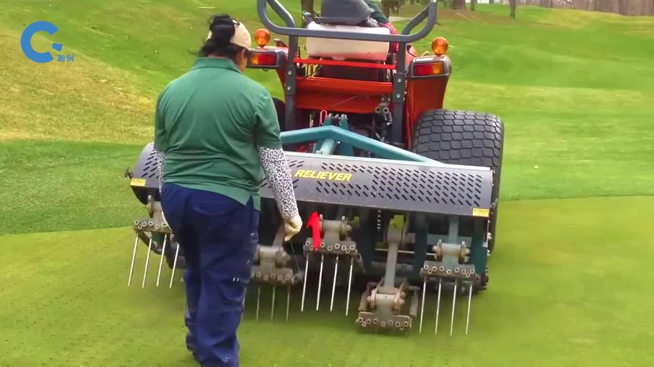 为什么要给草坪扎上数十万个小眼八排钢钉交叉运转