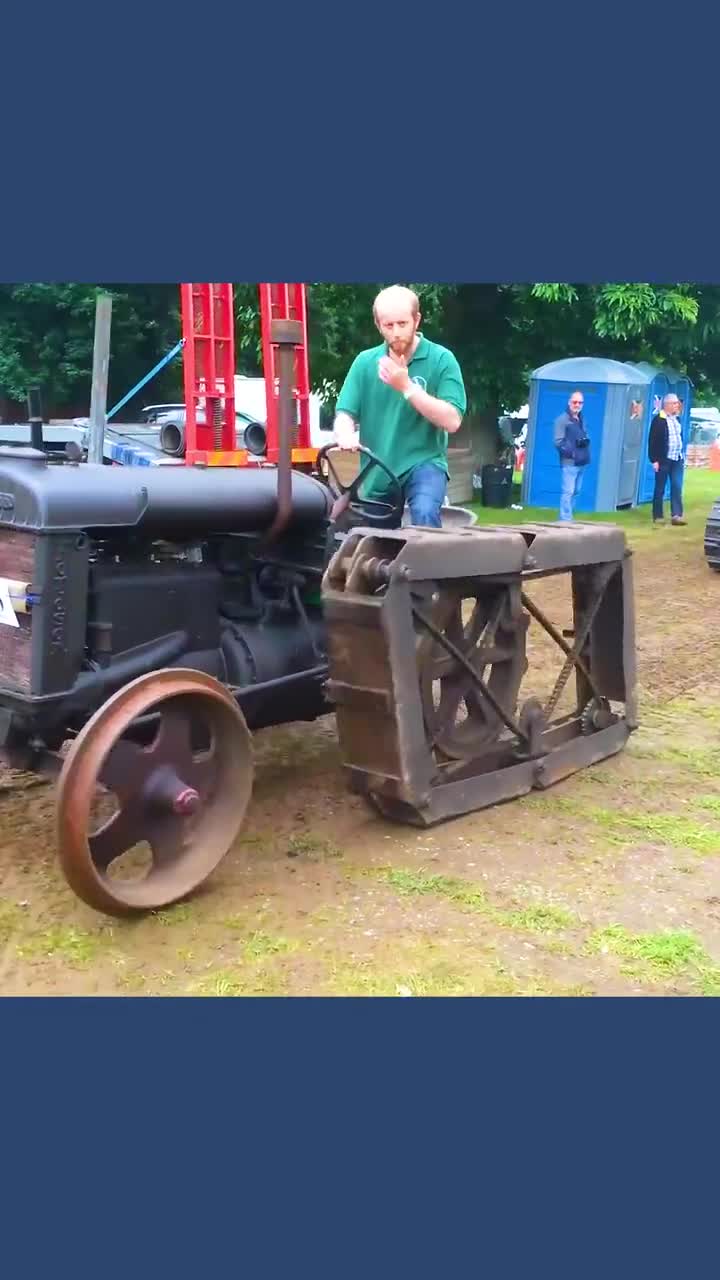 不可思议的变形轮胎不断变换着形状前进