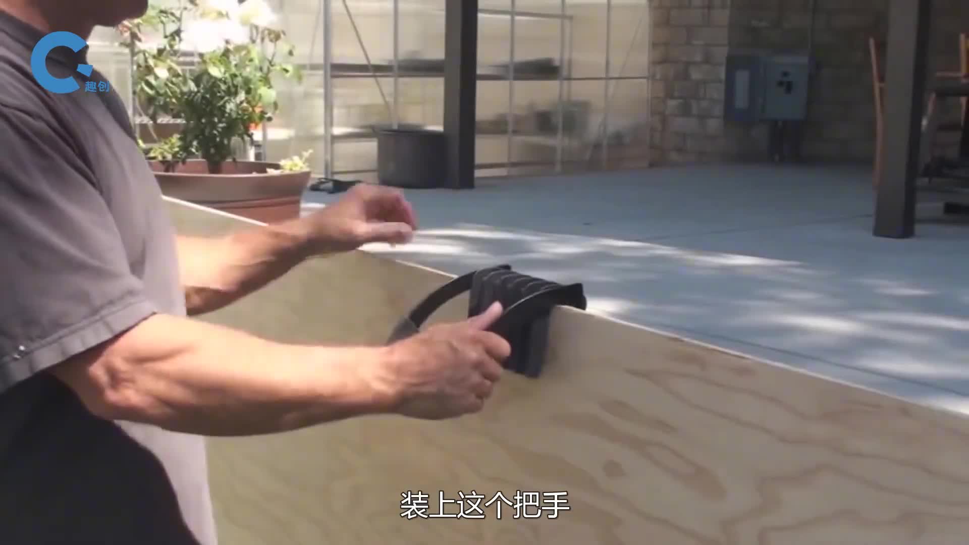 不可思议的木板抓手单手轻松提起木板大叔也能秒变大力水手