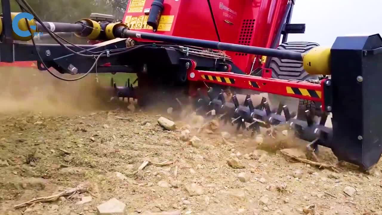 不可思议的农田采石机两根铁棍旋转剥送石头