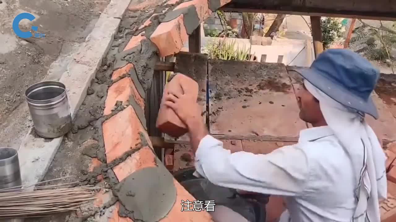 仅用砖头建造的圆形屋顶能支撑四个成年人站在上面