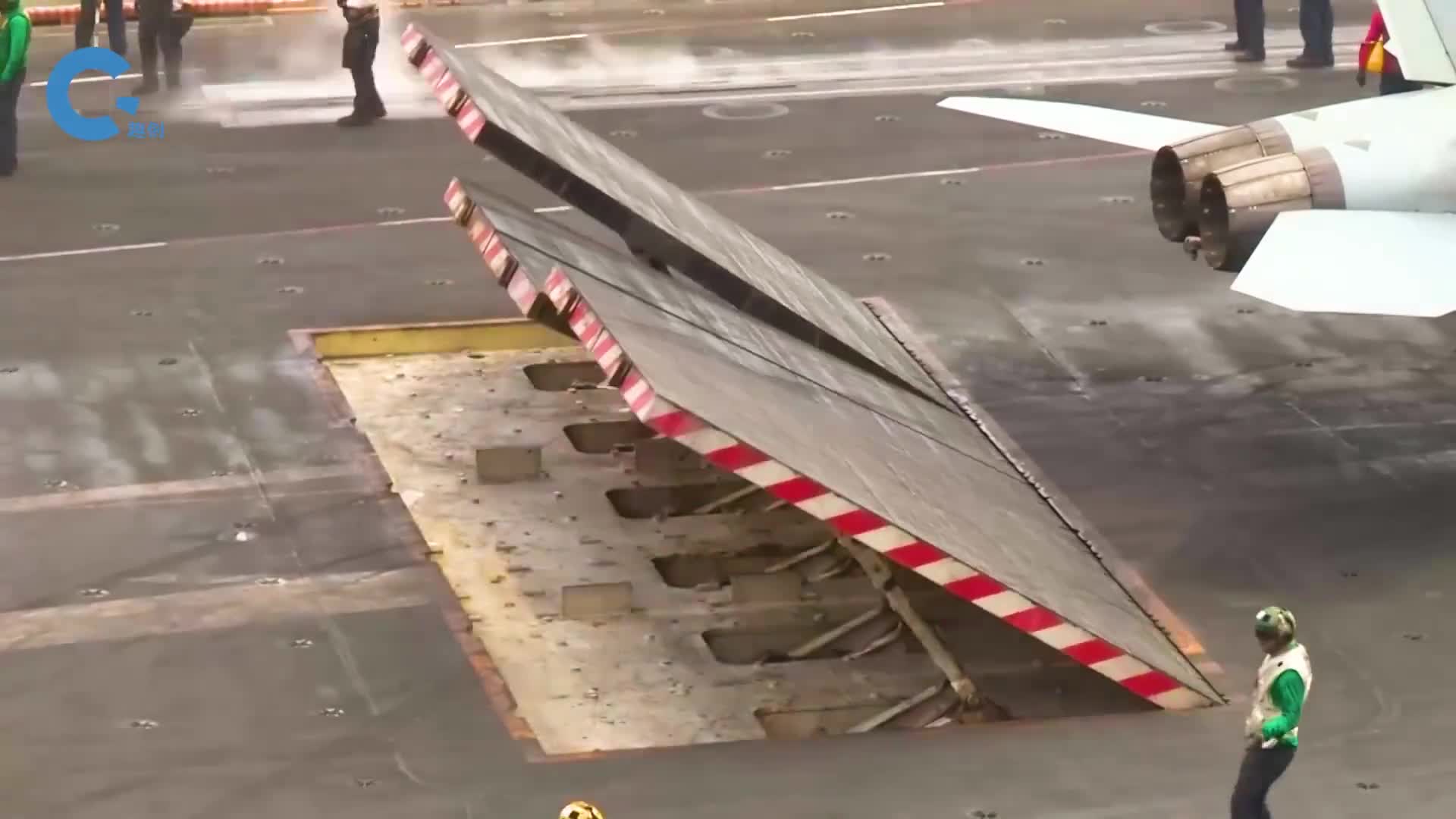 不可思议的航母导流板在飞机后面竖起一堵墙