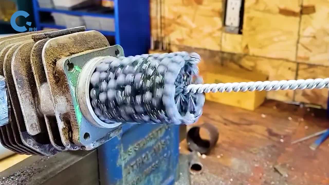 不可思议的珩磨工艺把一串小球塞进气缸里旋转打磨出网状纹理