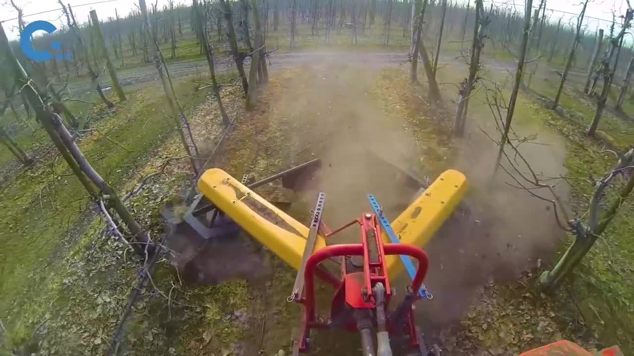 不可思议的果园清理机枯枝烂叶全被收集起来